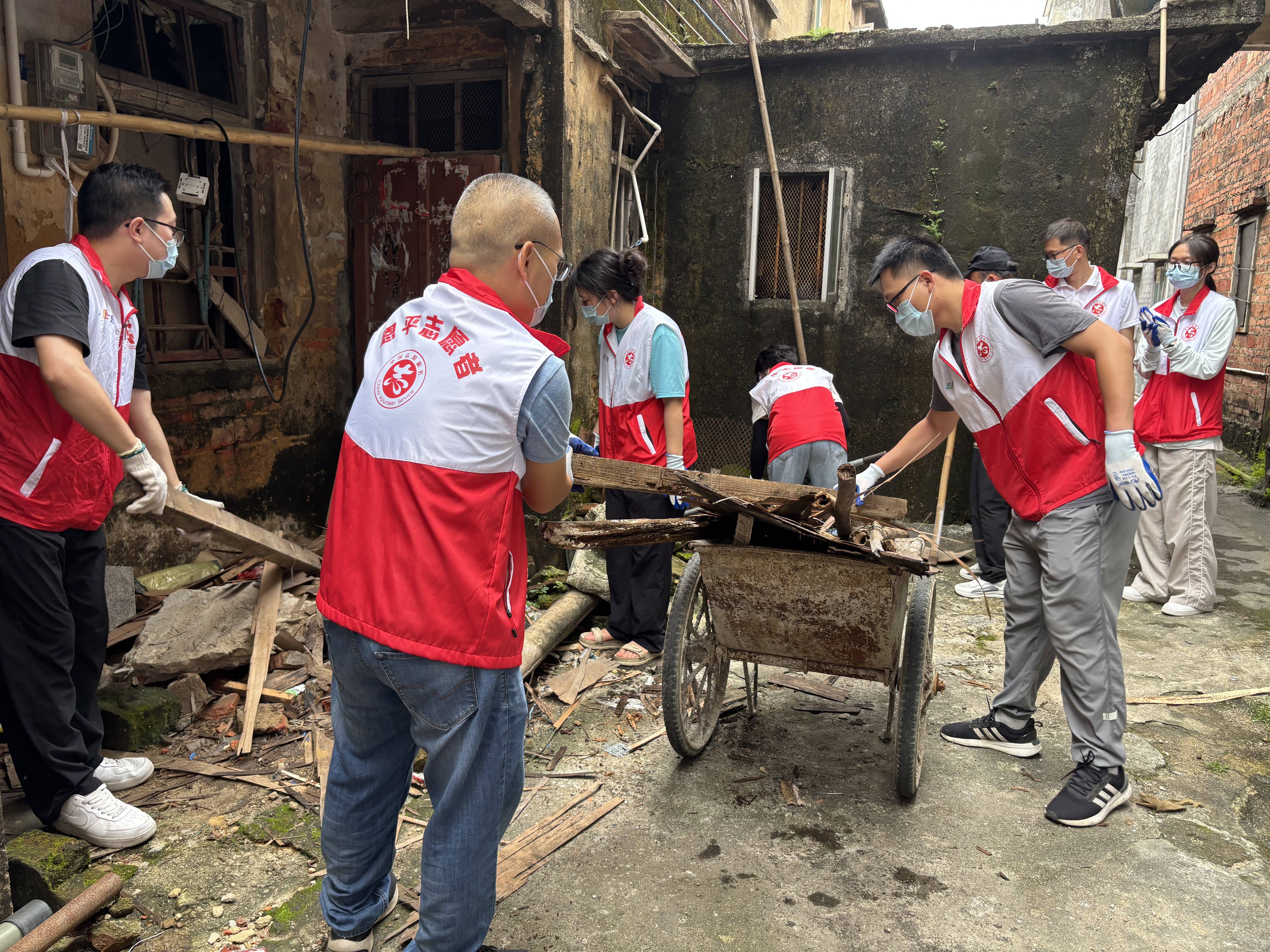 紀(jì)檢監(jiān)察干部下沉鳳山社區(qū)開展愛國衛(wèi)生運(yùn)動